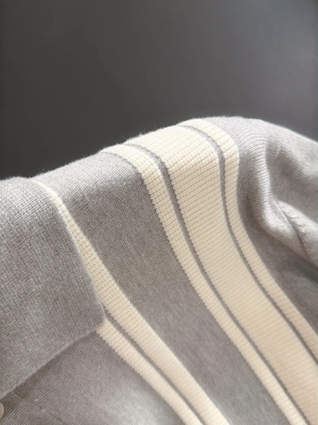 Next day shipping P195 Hermès 2026 Autumn and Winter latest sweater from the official website, now on sale at the counter simultaneously Hot Sale! Specially made of wool blended fabric. It feels comfortable and can be directly in contact with the skin. The logo badge is exquisitely embroidered, which is extremely eye-catching! The details highlight the fashionable charm of big brands. Exquisite workmanship. Three-dimensional cutting style. The wearing effect is invincible and handsome! All three standards are complete! Sizes:M-3XL